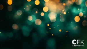 Uma imagem de fundo desfocada com luzes bokeh em tons de azul-petróleo e dourado. As letras "CFK" e o nome "Cris Franklin" estão no canto inferior direito.