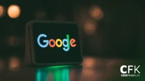 Uma pequena tela exibindo o logotipo do Google com letras coloridas, colocadas em uma superfície escura com fundo desfocado. As letras "CFK" e "CRISFRANKLIN" estão no canto inferior direito.