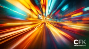 Imagem abstrata de faixas de luz vibrantes em movimento, criando um efeito de desfoque radial dinâmico e colorido.
