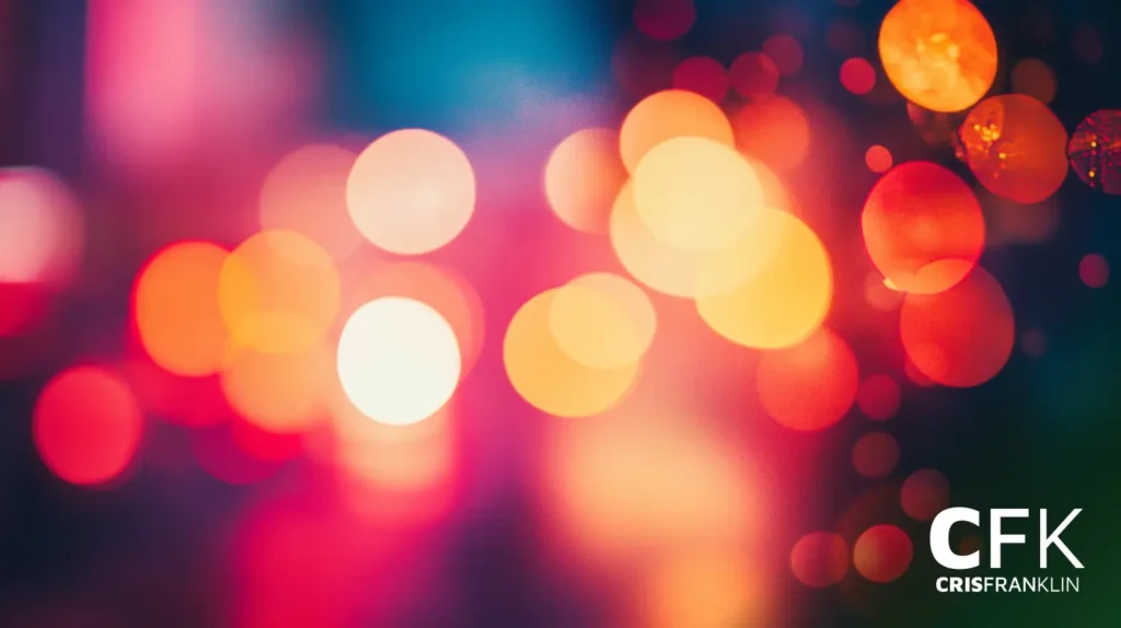 Uma imagem desfocada de luzes bokeh coloridas em tons de vermelho, laranja e rosa com o texto "CFK CRISFRANKLIN" no canto.