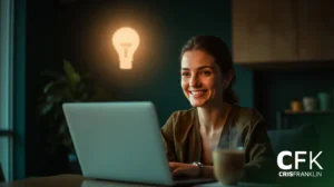 Uma mulher sorri enquanto trabalha em um laptop em uma sala mal iluminada, com um ícone de lâmpada acesa na parede atrás dela. O logotipo "CFK CRIS FRANKLIN" é visível no canto.