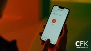 Uma pessoa segura um smartphone exibindo uma publicação do Instagram com um ícone de imagem quebrado e a palavra "Link". A tela está iluminada contra um fundo escuro e colorido.