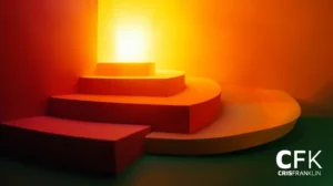 Um conjunto curvo de degraus vermelhos e laranja é iluminado por uma luz amarela brilhante sobre um fundo de tons quentes. "CFK CRISFRANKLIN" é visível no canto inferior direito.