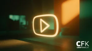 Um ícone brilhante de botão de reprodução flutua em uma sala pouco iluminada; as iniciais "CFK" e o nome "Cris Franklin" aparecem no canto inferior direito.
