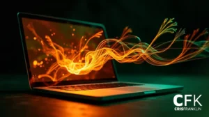 Um laptop com rastros de luz laranja saindo da tela, simbolizando energia ou dados digitais, com o logotipo "CFK Cris Franklin" no canto inferior direito.