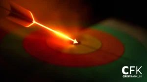 Uma flecha brilha com luz intensa ao atingir o alvo de um alvo multicolorido, com o logotipo "CFK Cris Franklin" no canto inferior direito.