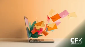 Um laptop com envelopes coloridos voando para fora da tela, simbolizando comunicação digital ou mensagens de e-mail. A imagem inclui o logotipo da CFK CrisFranklin no canto.
