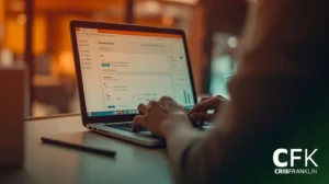 Pessoa usando um laptop em uma mesa, visualizando um painel ou uma página de análise na tela; o logotipo da CFK Cris Franklin visível no canto inferior direito.
