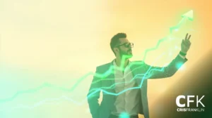 Um homem de terno aponta para cima, para um gráfico ascendente verde brilhante, que simboliza crescimento ou progresso, com o texto "CFK CRIS FRANKLIN" no canto.