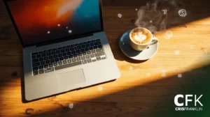 Um laptop e uma xícara de cappuccino com latte art estão sobre uma mesa de madeira, com ícones digitais flutuando ao redor deles. A luz do sol ilumina parcialmente a cena.