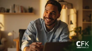 Um homem vestindo uma camisa azul clara senta-se em uma escrivaninha, sorrindo, com iluminação quente e estantes de livros ao fundo. O texto "CFK CRIS FRANKLIN" aparece no canto inferior direito.