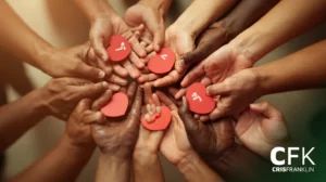 Um grupo de mãos diversas segurando corações de papel vermelho, com o logotipo da CFK CRISFRANKLIN no canto inferior direito.