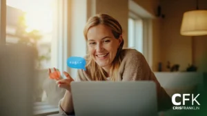 Uma mulher sorrindo para um laptop, segurando um telefone, com ícones de bate-papo digital sobrepostos; ambiente interno quente com o logotipo da CFK Cris Franklin no canto.