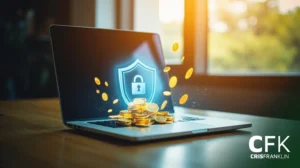 Um laptop exibindo um ícone brilhante de escudo de segurança com um cadeado e moedas de ouro emergindo da tela; o logotipo da CFK Cris Franklin está visível.