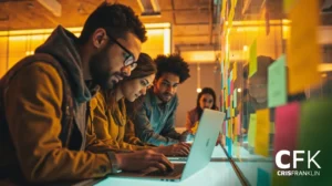 Quatro pessoas trabalham juntas em uma mesa com laptops e notas adesivas coloridas em uma parede de vidro em um escritório moderno e bem iluminado. O logotipo da CFK Cris Franklin aparece no canto inferior direito.